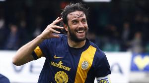 Super Toni, doppietta, annienta il Napoli e regala una quasi certa salvezza al Verona