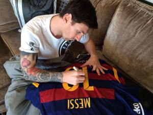 Messi autografa maglia a Ronaldinho
