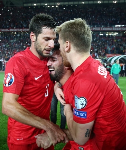 La commozione di Arda Turan dopo la vittoria per 1-0 contro l'Islanda