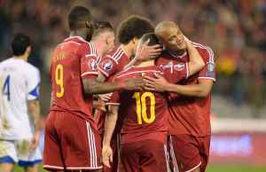 Witsal, Alderweireld, Benteke, Hazard e Kompany mentre celebrano un gol