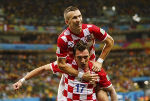 Perisic e Mandzukic mentre celebrano un gola con la maglia della Croazia