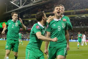 Shane Long mentre celebra un gol dell'Irlanda