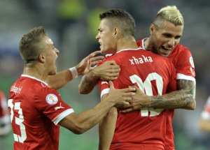 Xherdan Shaqiri, Granit Xhaka e Valon Behrami mentre celebrano un gol
