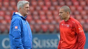 Vladimir Petkovic a colloquio con il capitano della Svizzera, Gokhan Inler