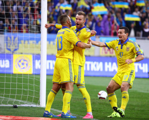 Andriy Yarmolenko mentre festeggia un gol con i compagni