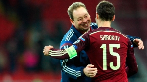 Leonid Sluckij, CT della Nazionale Russa mentre abbraccia Roman Širokov