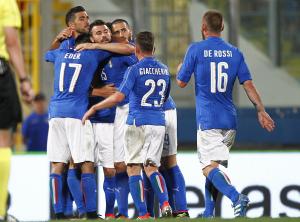 La Nazionale Italiana mentre celebra il gol di Graziano Pellè contro la Scozia