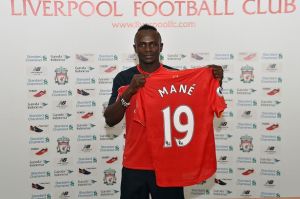 Sadio-Mane-signs