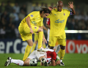 Un contrasto di un giovane Gonzalo Rodriguez in maglia Villarreal