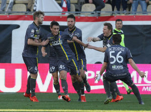 Inglese festeggiato dai compagni a seguito del gol messo a segno contro l'Udinese.
